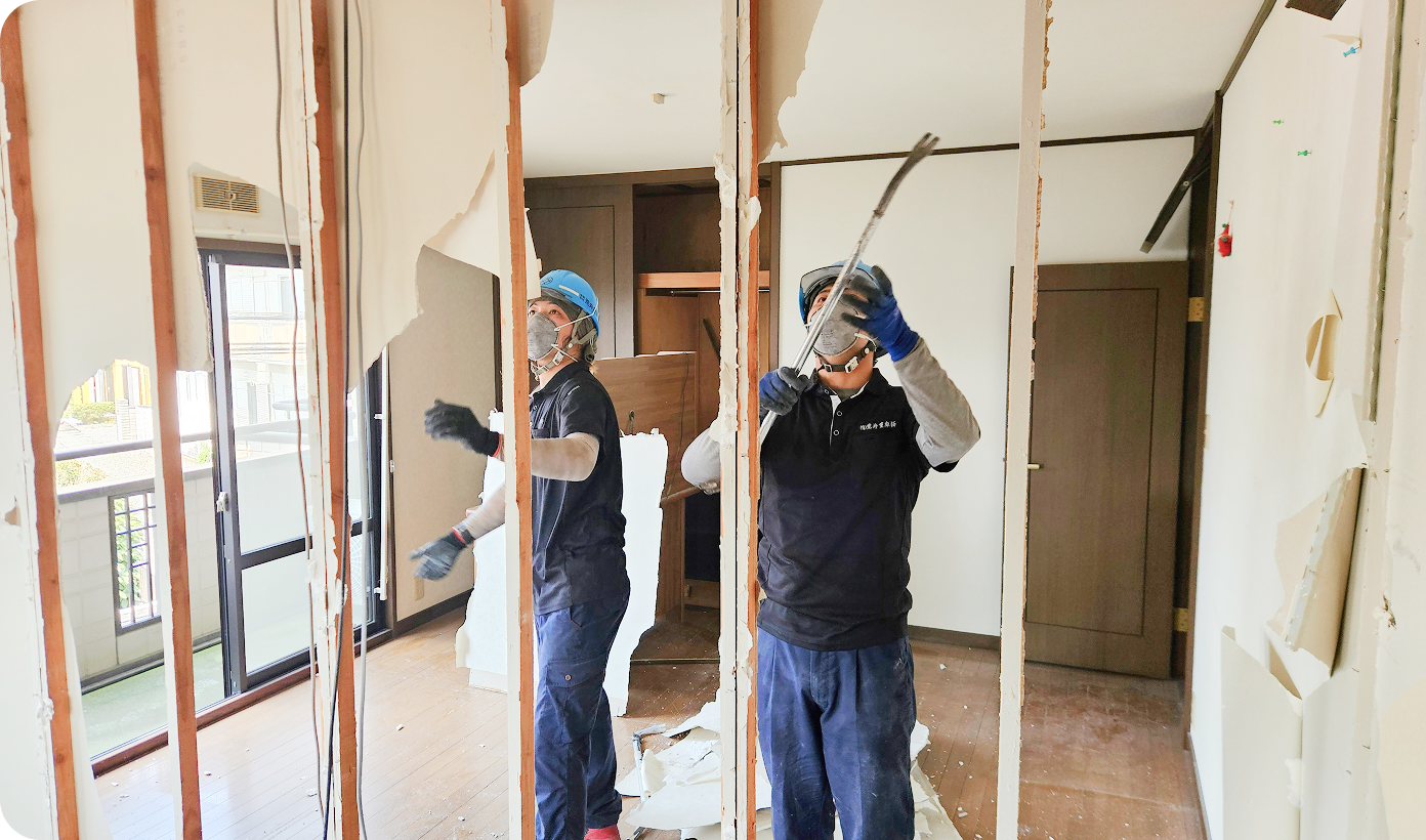 解体作業する社員