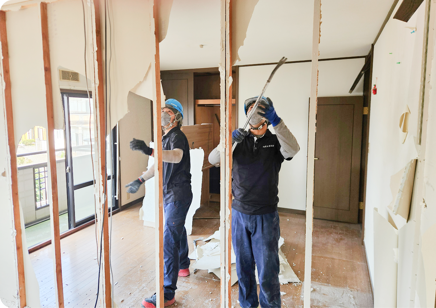 解体作業する社員